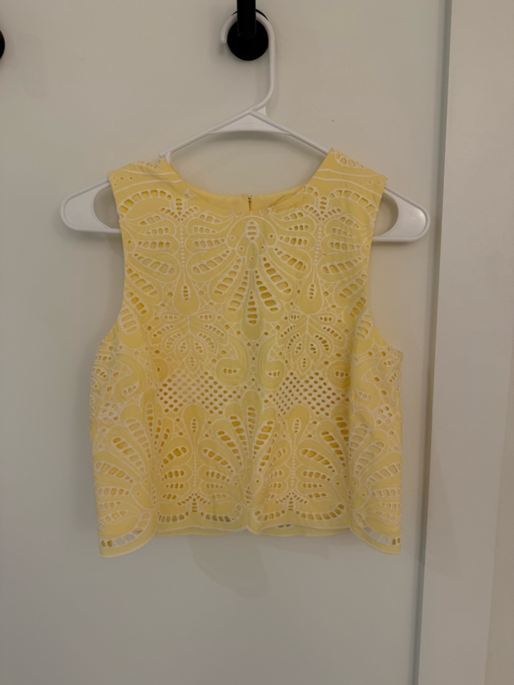 Gianni Bini ButterYellow Eyelet Lace Sleeveless Women's Top Size 2